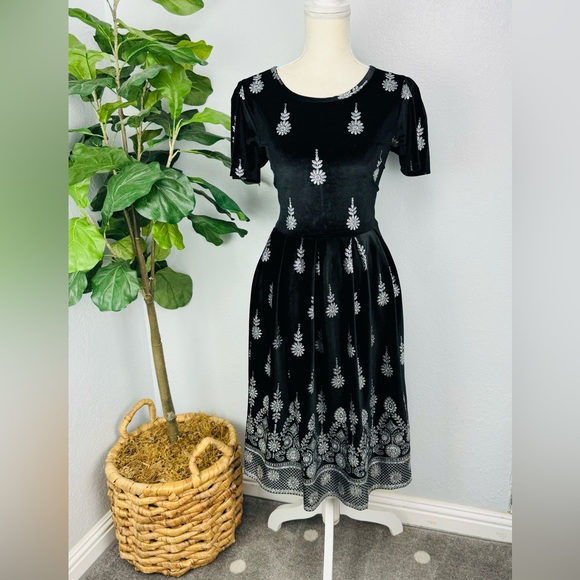 NWOT Elegant Unicorn Lularoe Black Velvet Silver Amelia Vintage style Dress - Picture 1 of 6